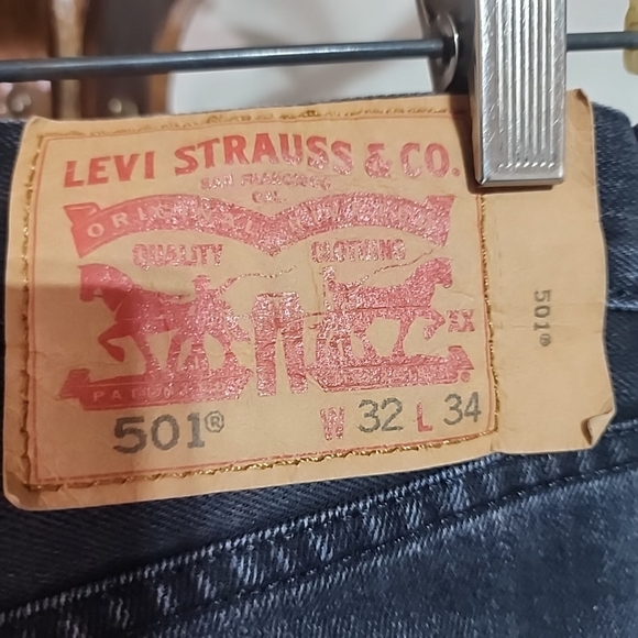 Levis  Men 501 Dark Wash Jeans. Size 32x34 - Picture 4 of 4